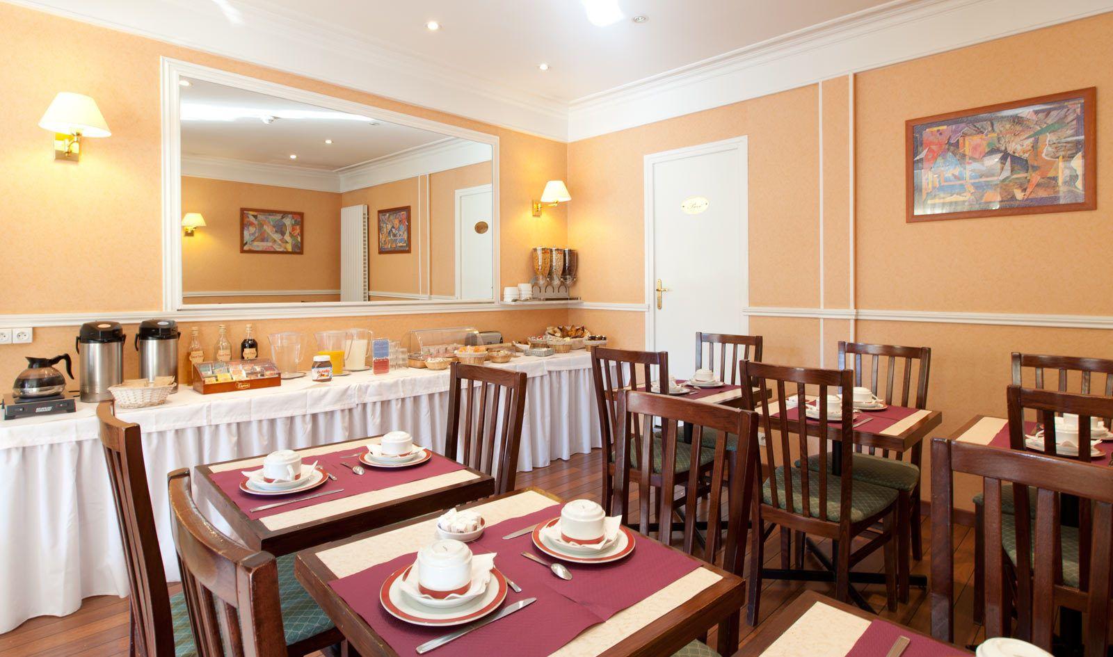 Alyss Saphir Cambronne Eiffel Hotel