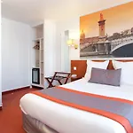Alyss Saphir Cambronne Eiffel Paris