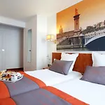 Alyss Saphir Cambronne Eiffel Hotel