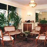 Alyss Saphir Cambronne Eiffel Hotel Paris