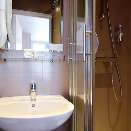 Alyss Saphir Cambronne Eiffel Hotel 3*